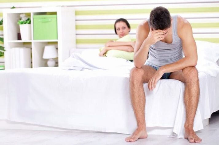 Un bărbat este îngrijorat de semnele alarmante ale prostatitei