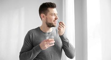 un bărbat ia medicamente pentru a trata prostatita